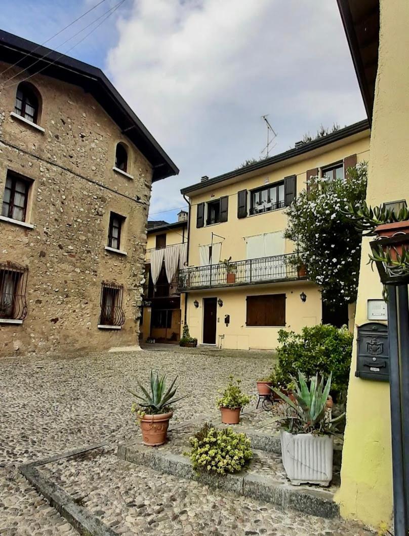 Affascinante Appartamento Nel Castello. Moniga del Garda Екстериор снимка
